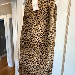 Cupcakes & Cashmere Leopard Animal Print Faux Fur Throw Blanket Cheetah NWT